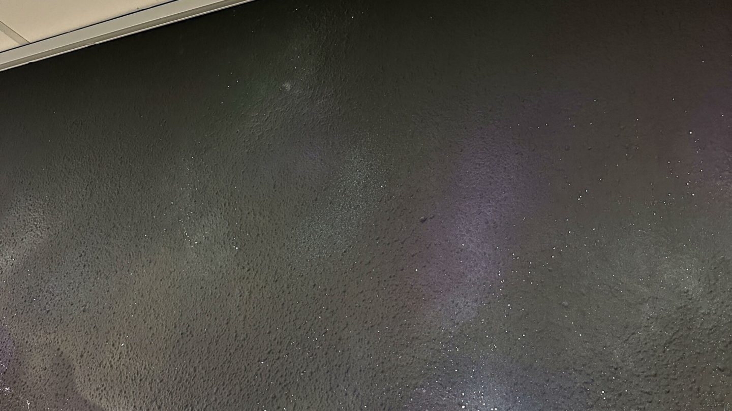 Texture murale galaxie noire et violette réalisée à la peinture aérosol