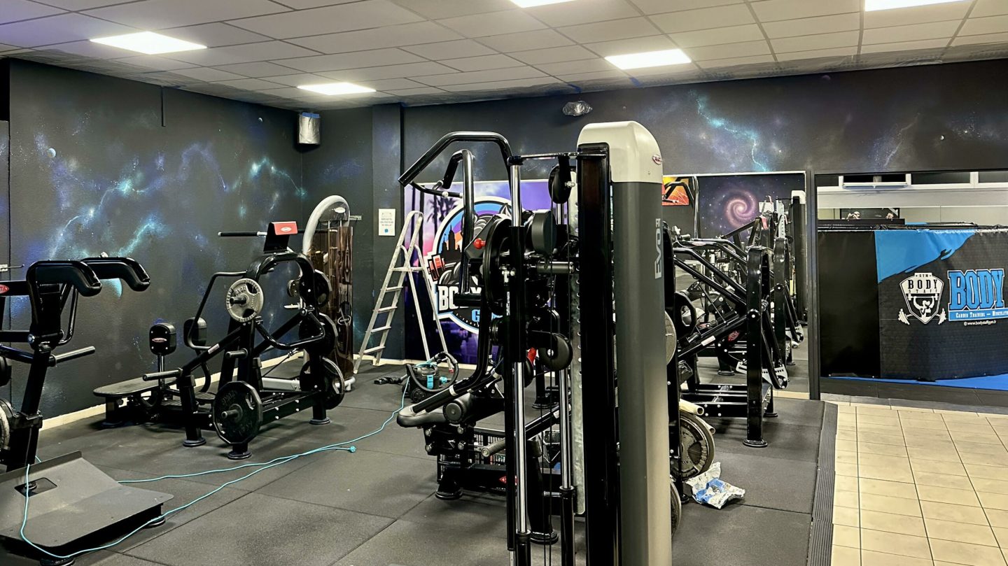 Décoration murale galaxie et nébuleuse dans une salle de sport à Artigues-près-Bordeaux.