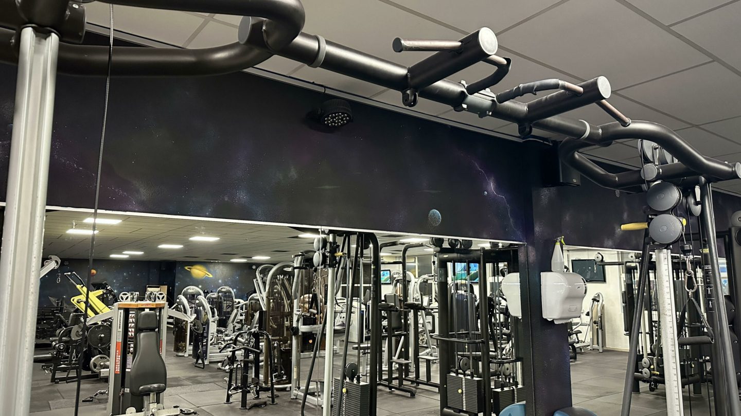 Décoration murale galaxie et espace réalisée dans la salle de sport Body Staff Gym à Artigues-Près-Bordeaux