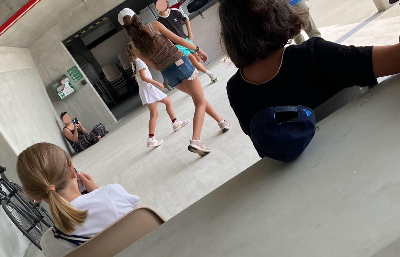 Initiation breakdance pour enfants et adolescents pendant un atelier CAP33 à Floirac organisé par WOLS Street Art.