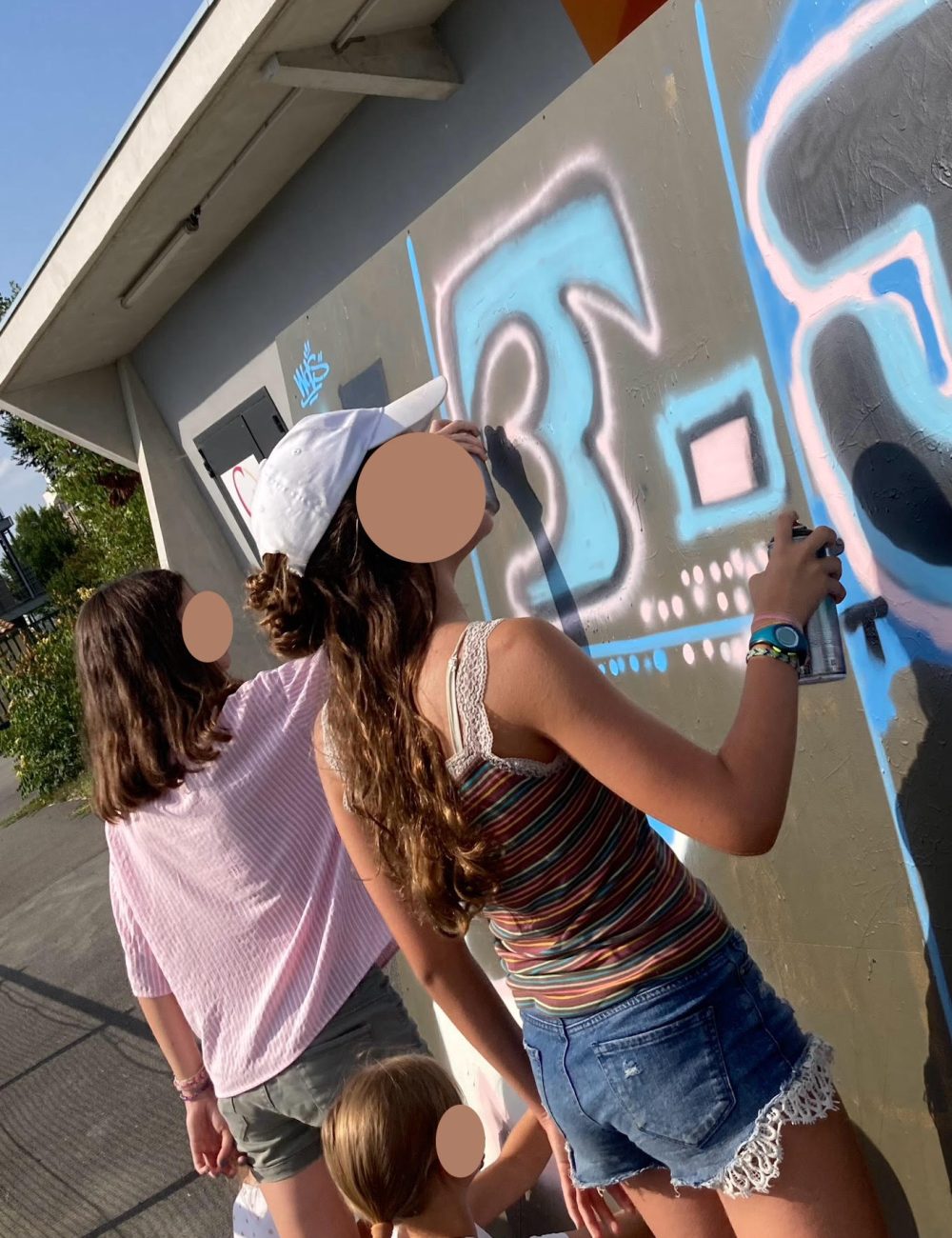 Jeunes participant à une initiation graffiti pendant un atelier street art CAP33 à Floirac.