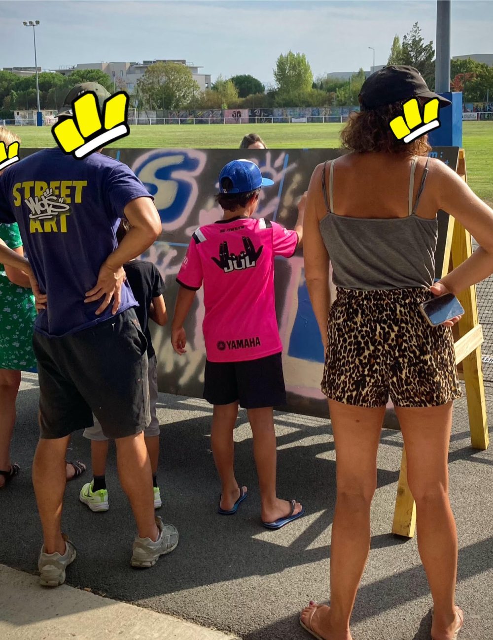 Participants découvrant le graffiti lors d’un atelier d’initiation CAP33 au Stade Jean Raymond Guyon à Floirac en août 2025.