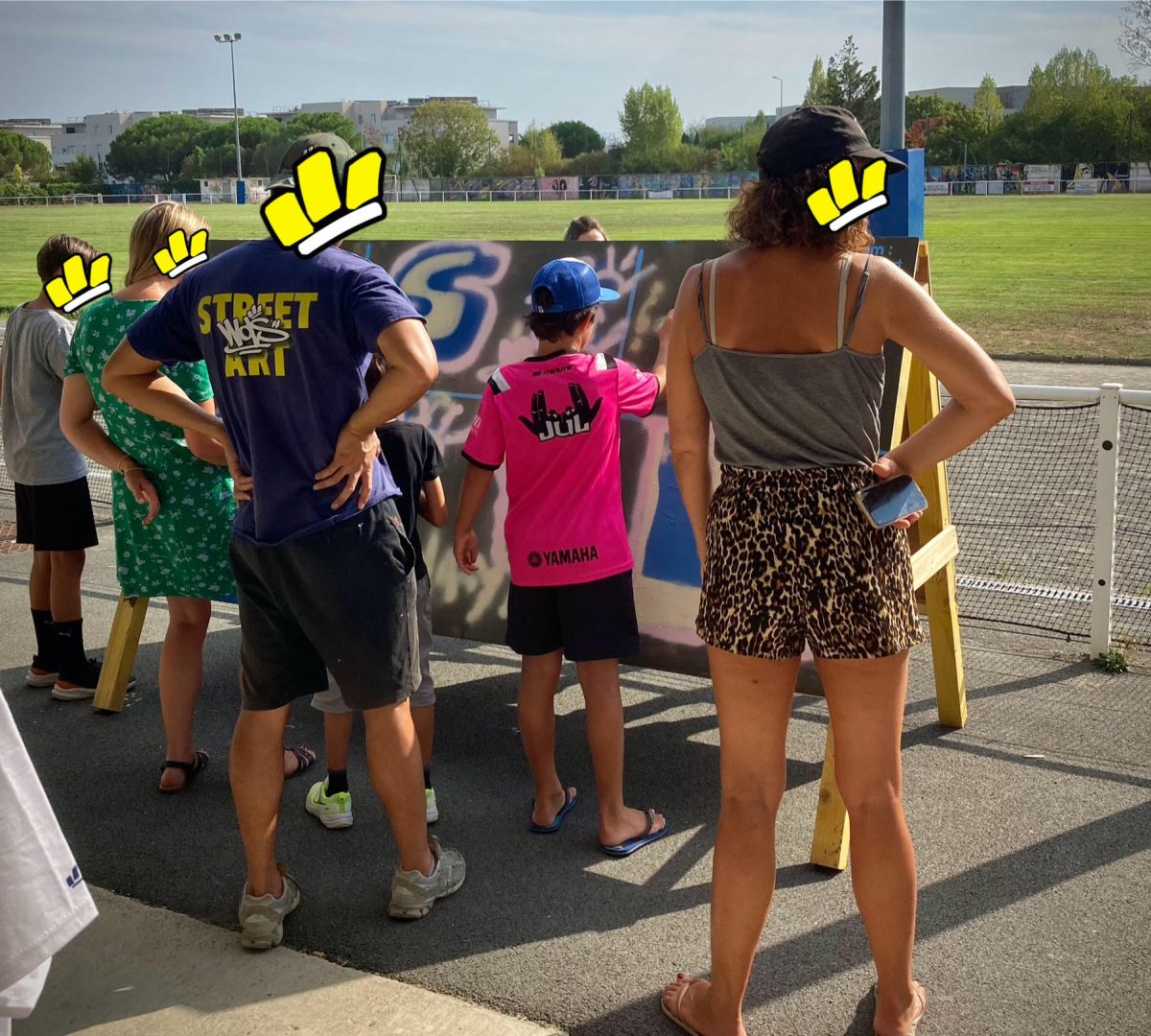 Participants découvrant le graffiti lors d’un atelier d’initiation CAP33 au Stade Jean Raymond Guyon à Floirac en août 2025.