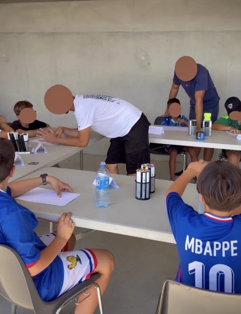 Enfants participant à un atelier de dessin graffiti encadré par WOLS Street Art pour CAP33 à Floirac.