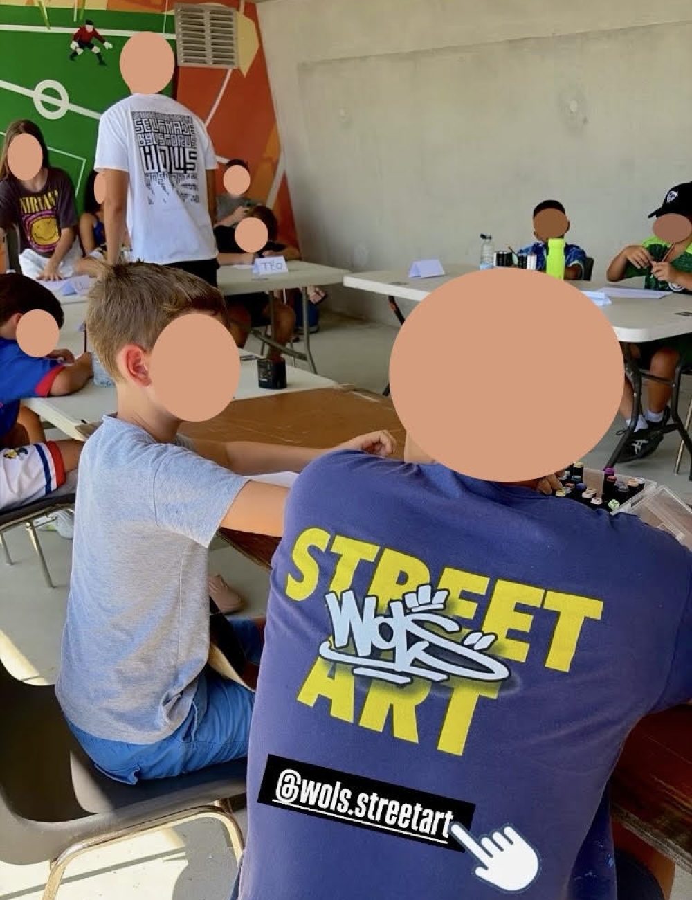 WOLS Street Art accompagne des enfants pendant un atelier créatif d’initiation au graffiti CAP33 à Floirac.