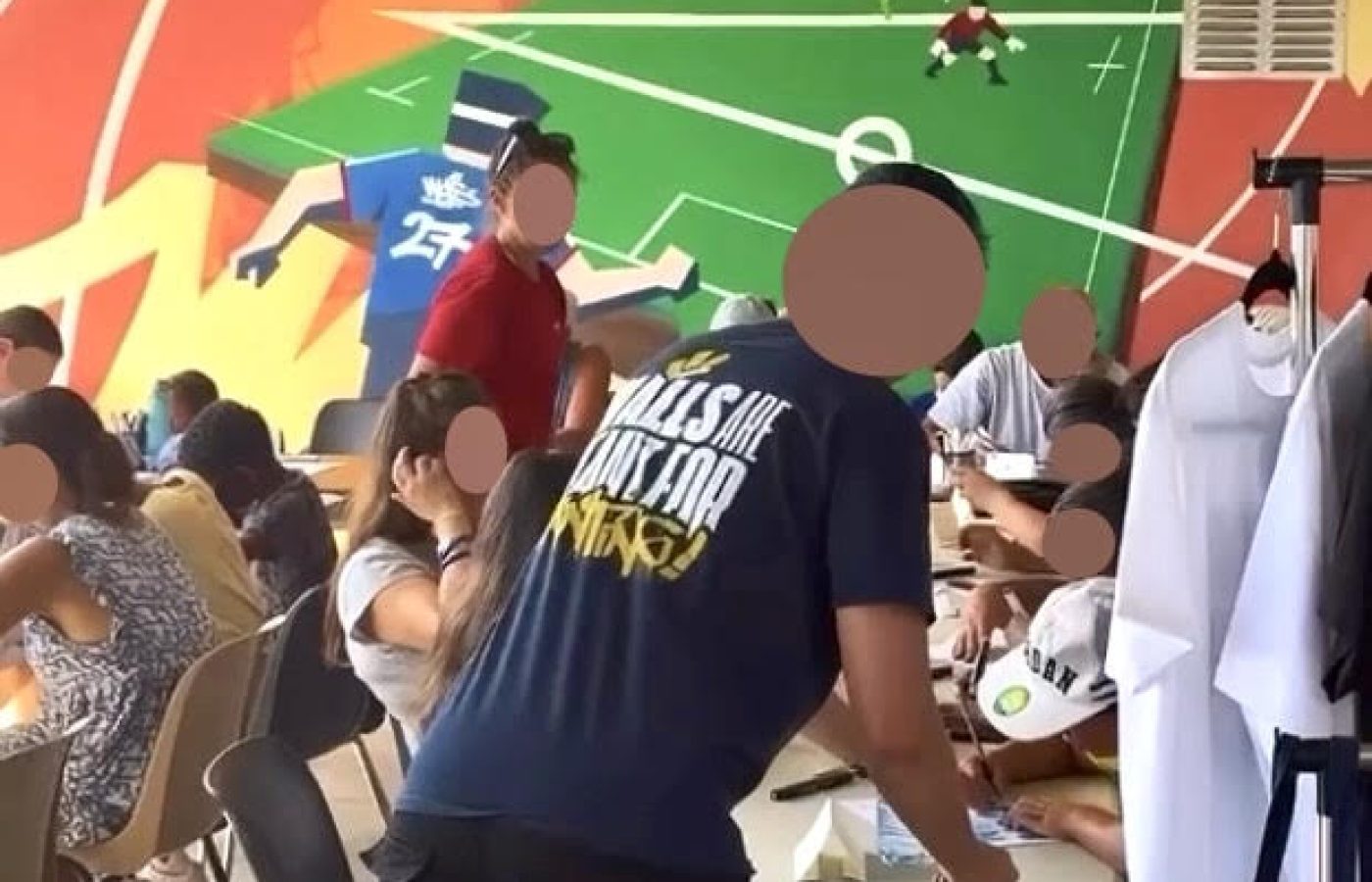 Animateur WOLS Street Art accompagnant des participants lors d’un atelier graffiti CAP33 à Floirac en été 2026.