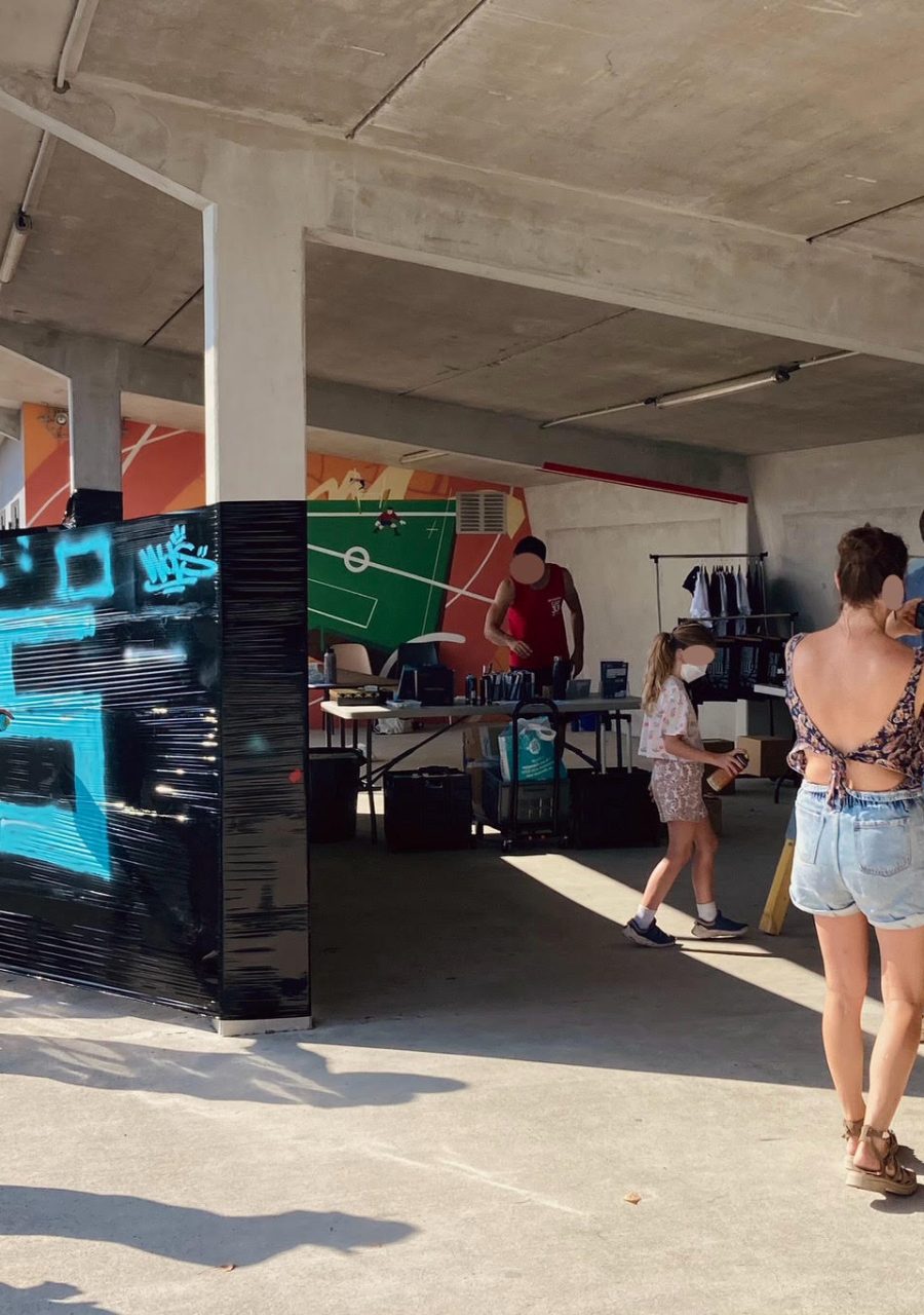 Participants peignant sur deux supports pendant un atelier d’initiation au graffiti CAP33 à Floirac avec WOLS Street Art.
