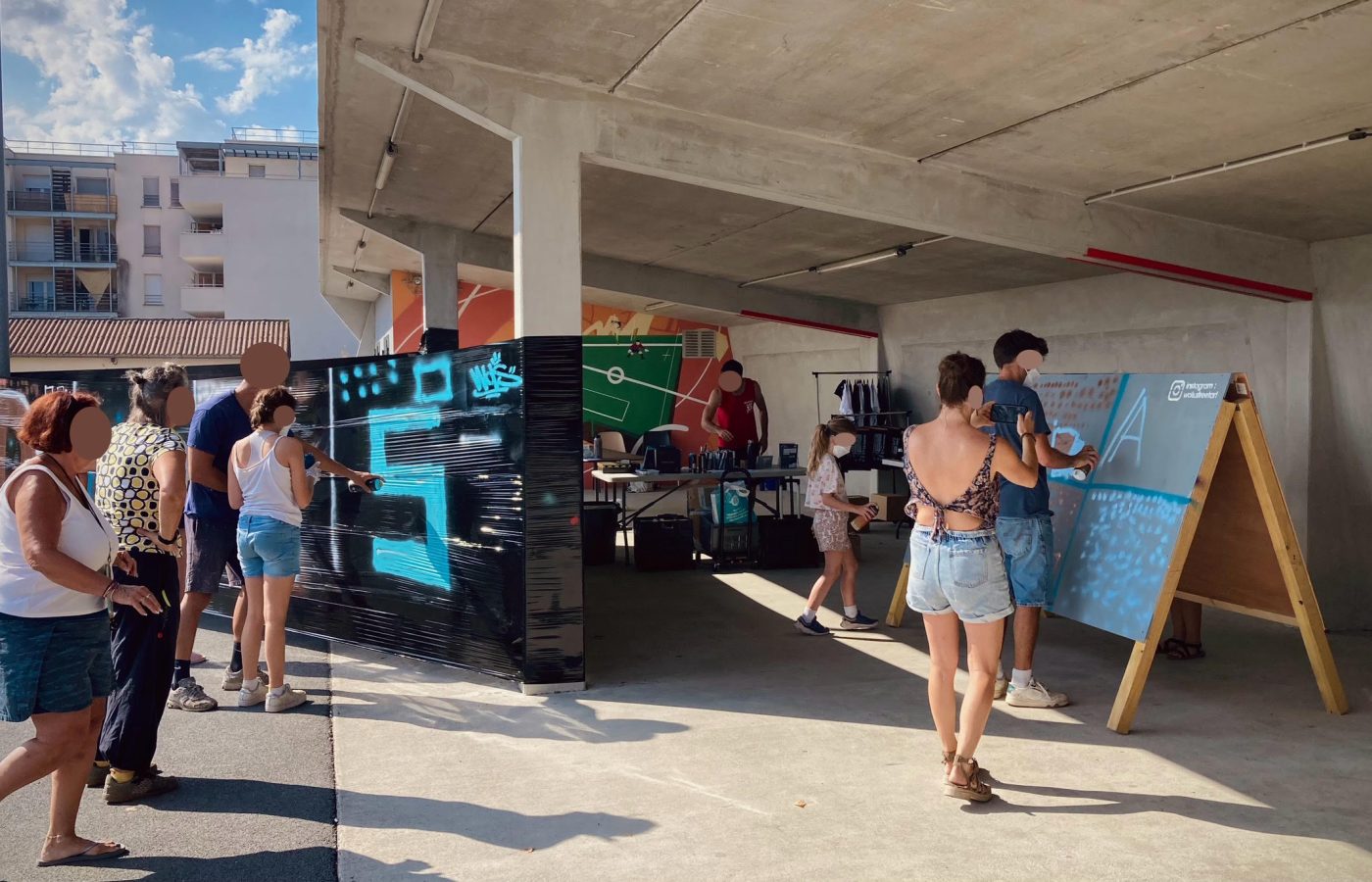 Participants peignant sur deux supports pendant un atelier d’initiation au graffiti CAP33 à Floirac avec WOLS Street Art.