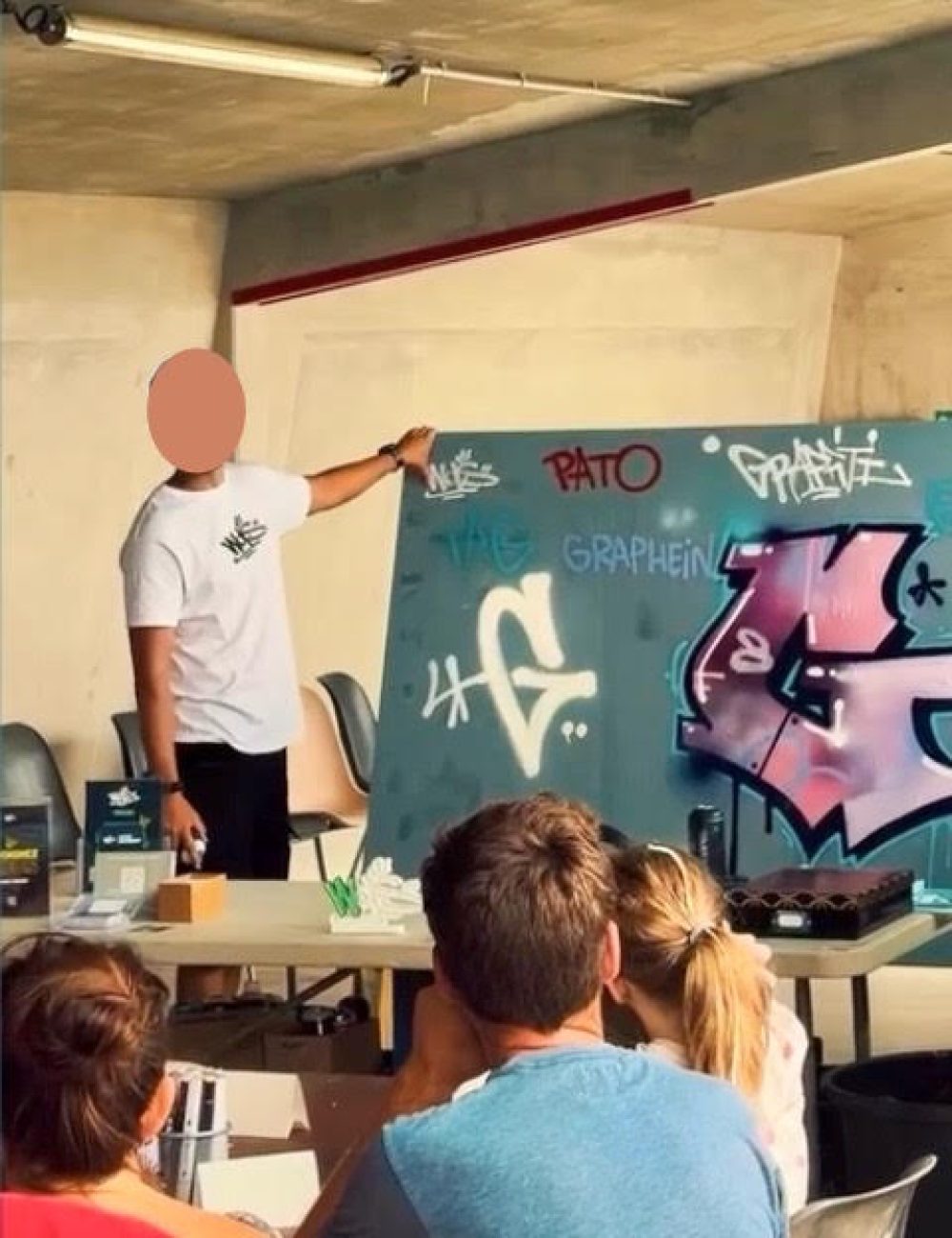 Démonstration de techniques de graffiti par WOLS Street Art devant les participants d’un atelier CAP33 à Floirac.