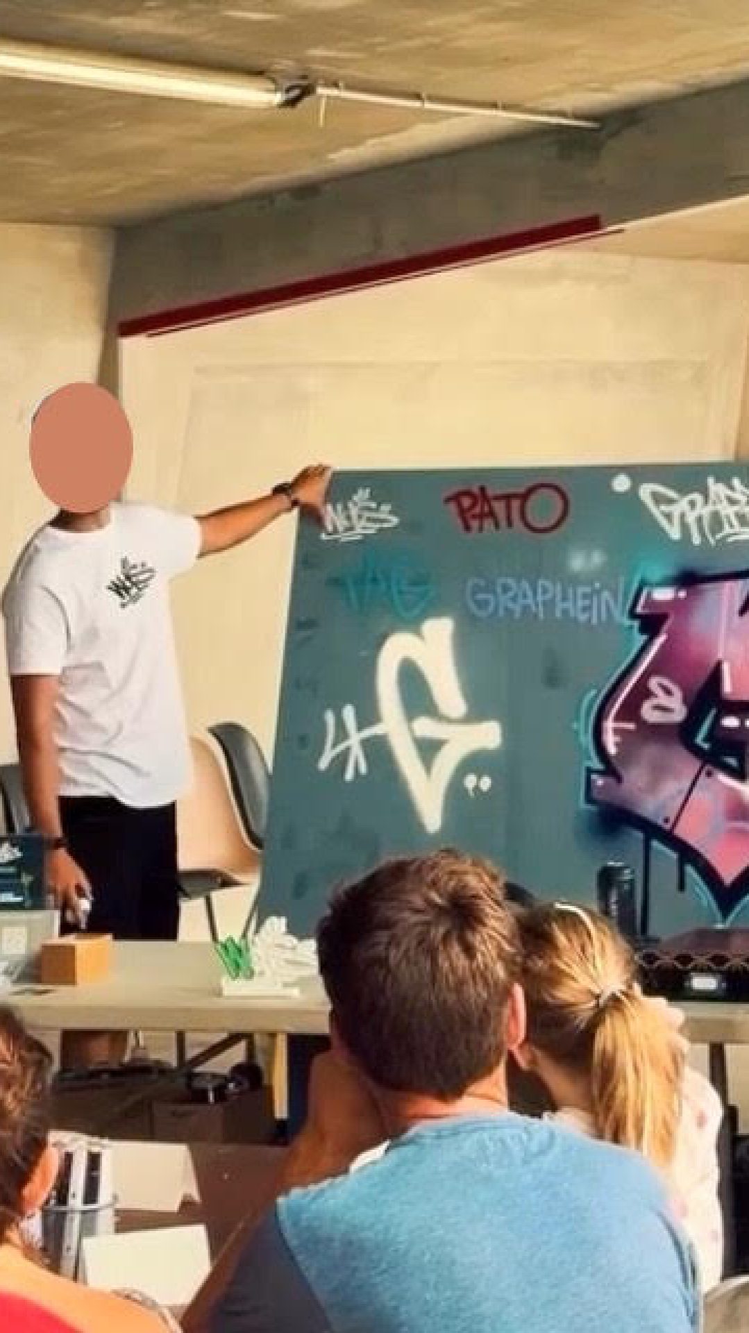 Démonstration de techniques de graffiti par WOLS Street Art devant les participants d’un atelier CAP33 à Floirac.