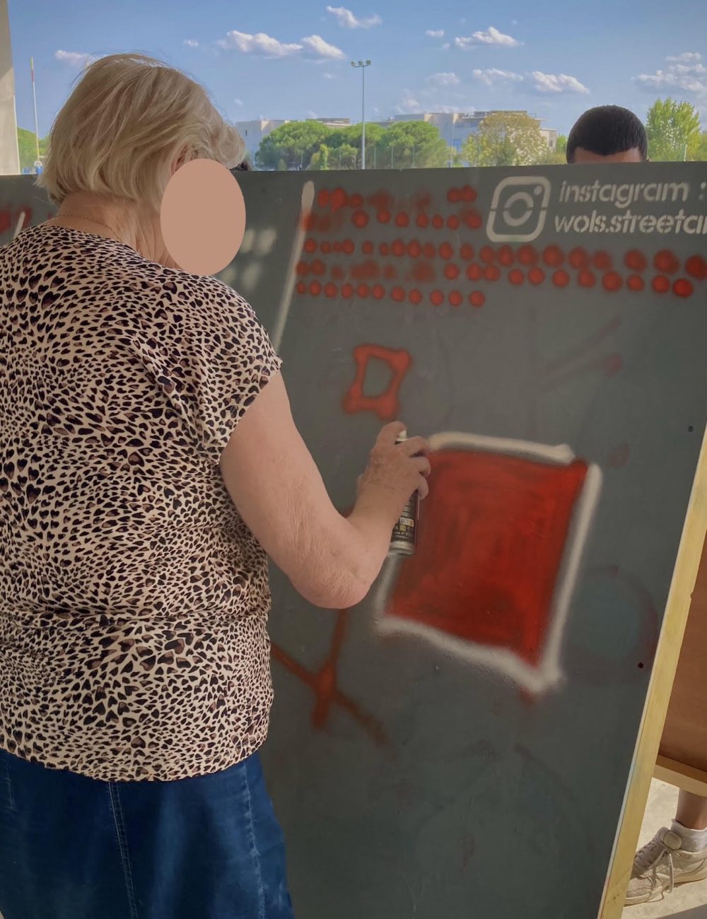 Une participante s’initie à la peinture graffiti à la bombe pendant un atelier WOLS Street Art à CAP33 Floirac.