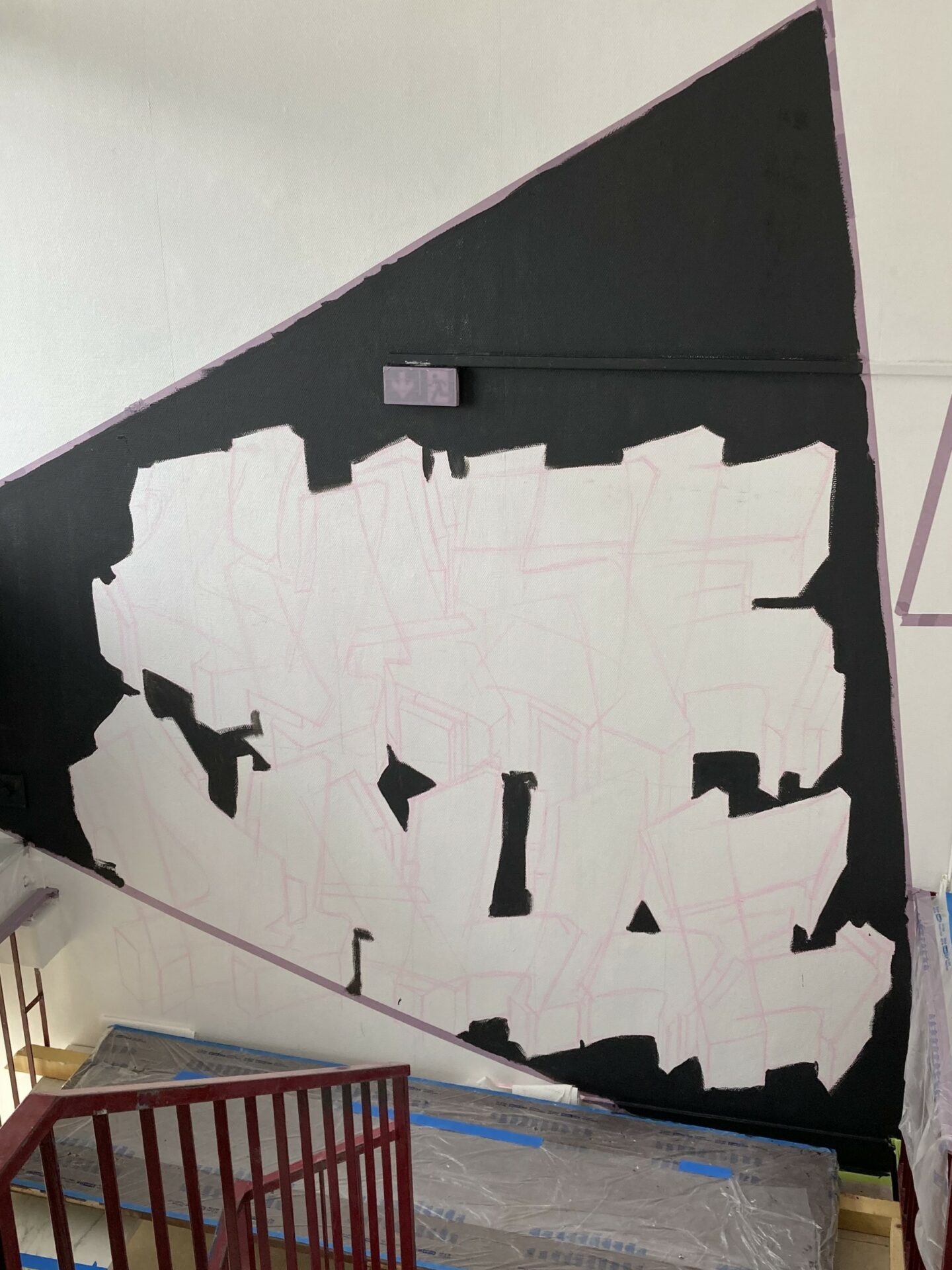 Début de réalisation d’une fresque graffiti dans une cage d’escalier du quartier des Aubiers à Bordeaux.