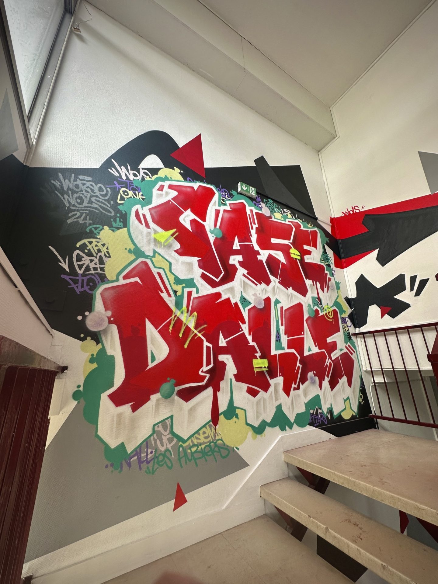 Perspective de fresque graffiti monumentale dans un escalier intérieur à Bordeaux.