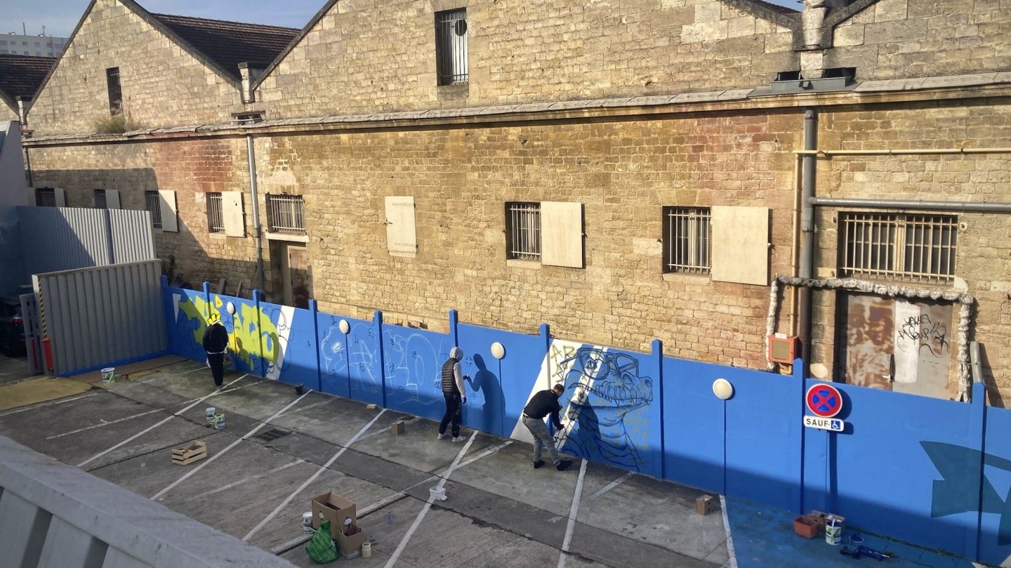 Vue d’ensemble d’une fresque graffiti collaborative réalisée sur le parking Zolpan Bordeaux par plusieurs artistes graffeurs.