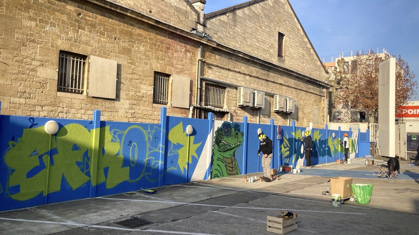 Fresque graffiti collaborative avec crocodile et lettrages colorés réalisée sur le parking Zolpan Bordeaux.