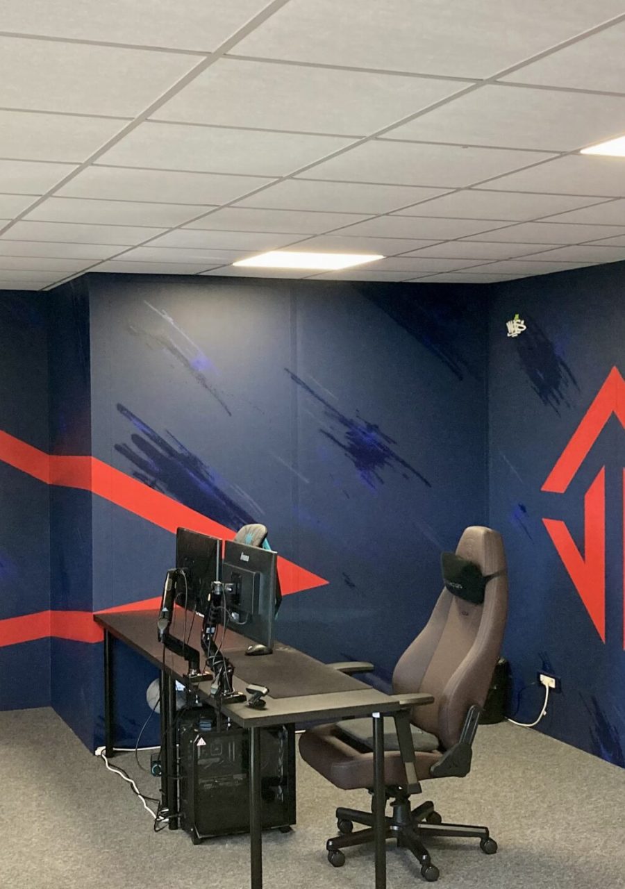 Salle e-sport transformée avec fresque murale immersive et branding JOBLIFE.