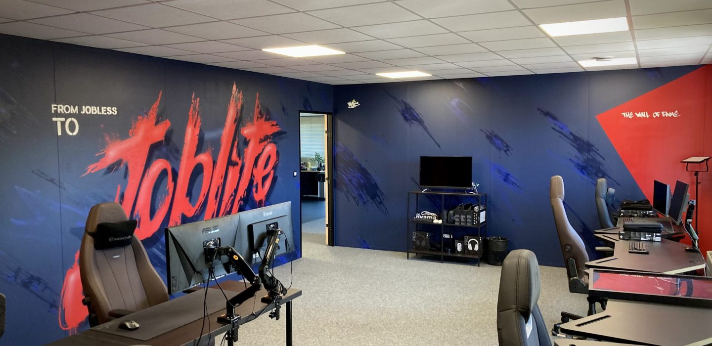 Salle gaming décorée avec fresque murale Joblife et ambiance e-sport