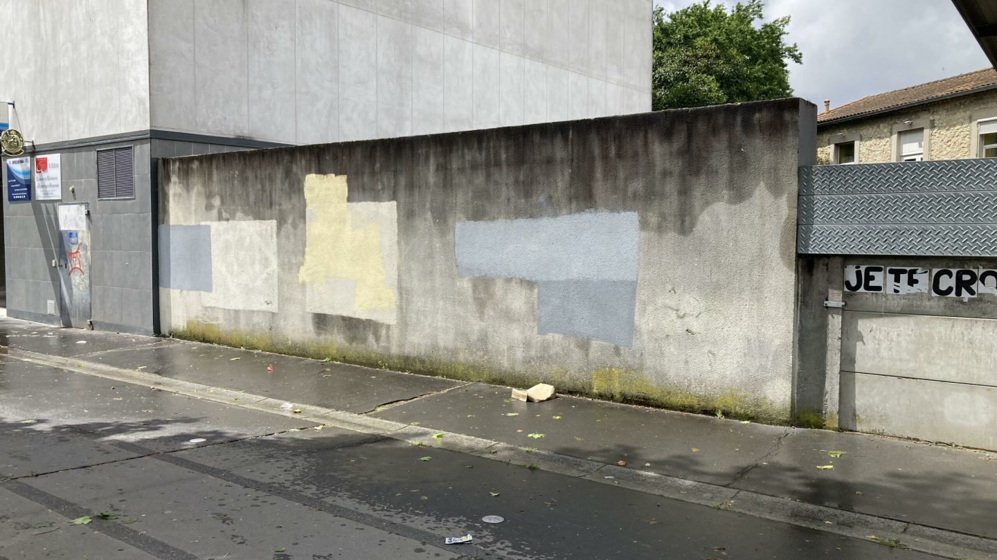 Mur extérieur avec traces de reprises de peinture avant réalisation d’une fresque graffiti à Cenon.