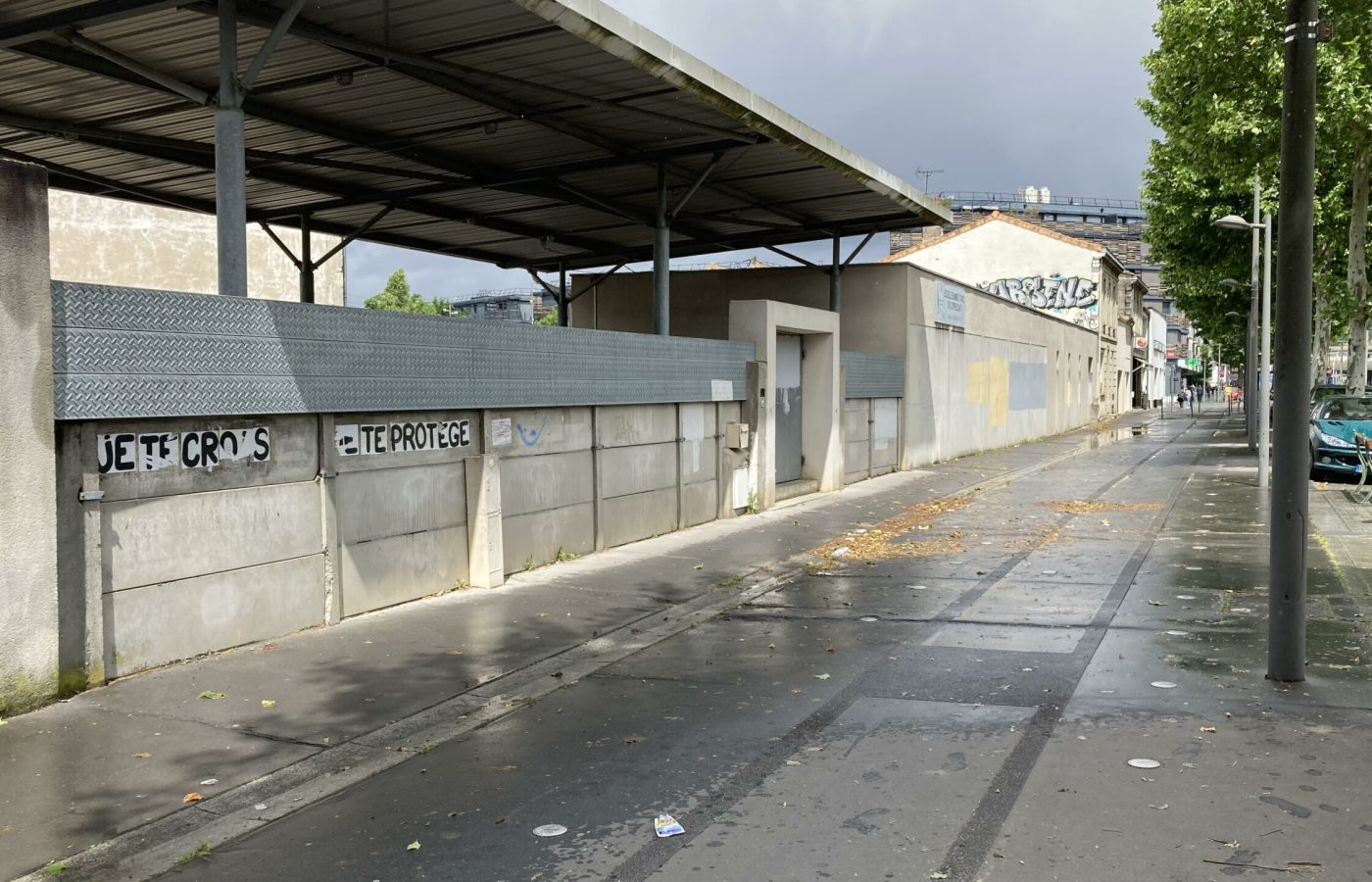 Long mur extérieur d’école avant création d’une fresque street art à Cenon.