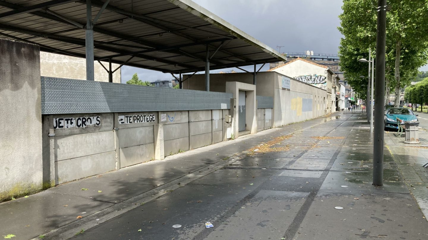 Long mur extérieur d’école avant création d’une fresque street art à Cenon.