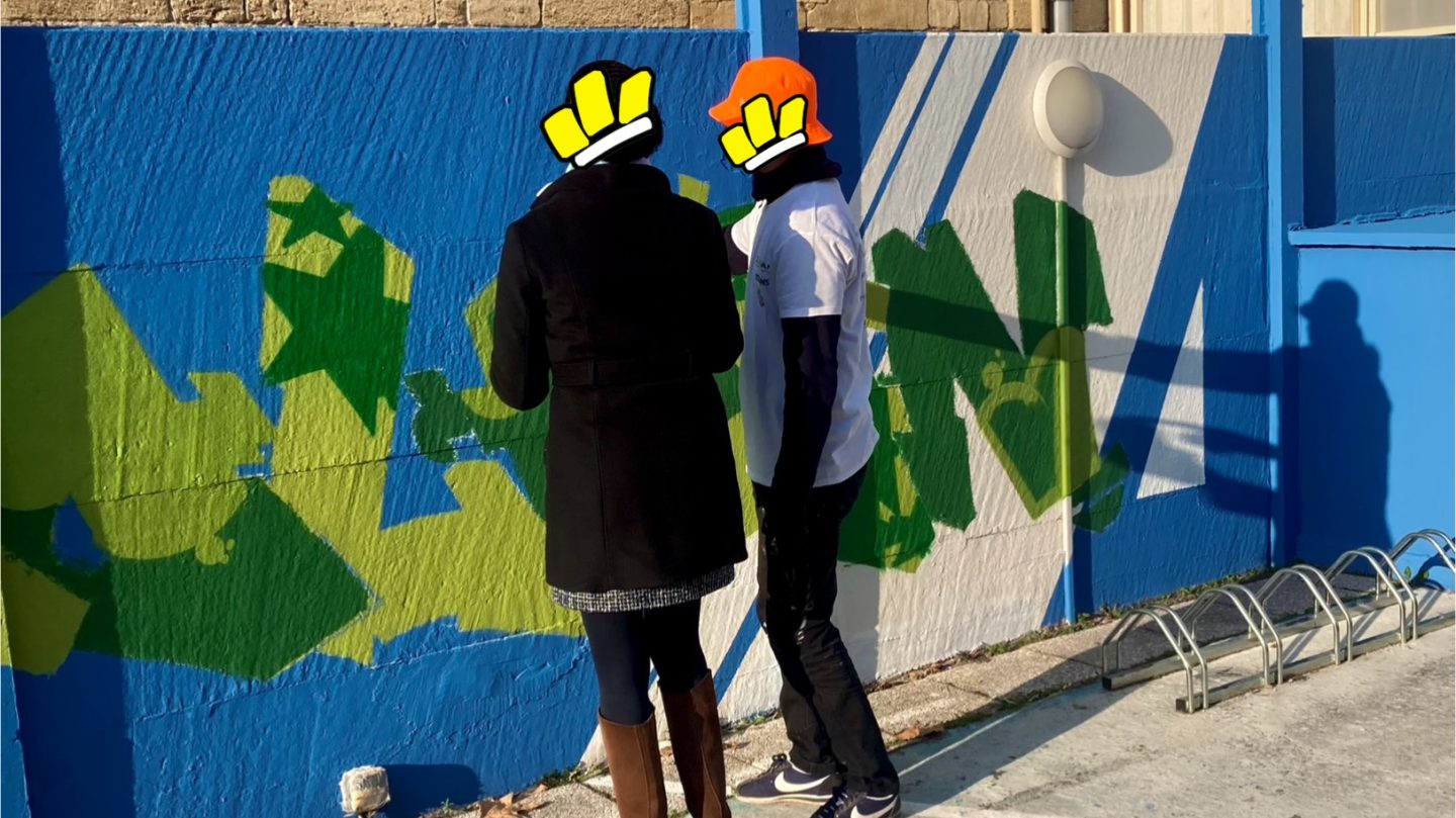 Un artiste de l’association WOLS Street Art initie une passante au graffiti lors d’une fresque participative organisée avec Zolpan Bordeaux en décembre 2024.