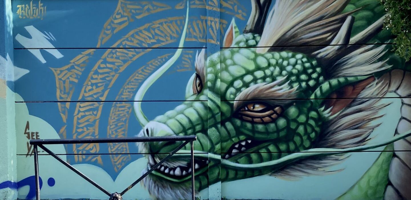 Dragon vert graffiti et mandala calligraphique mur Cenon street art