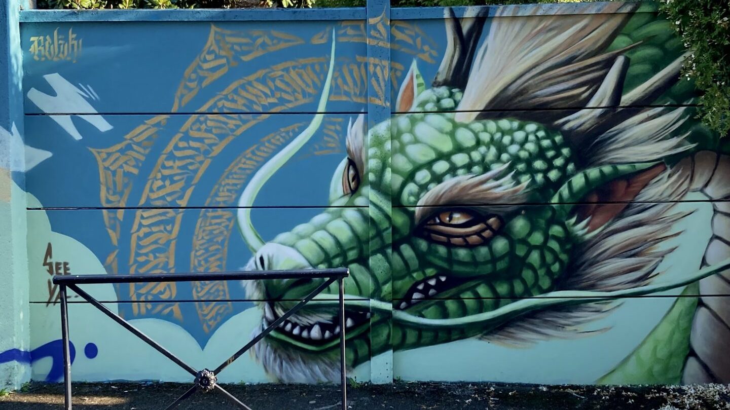 Dragon vert graffiti et mandala calligraphique mur Cenon street art