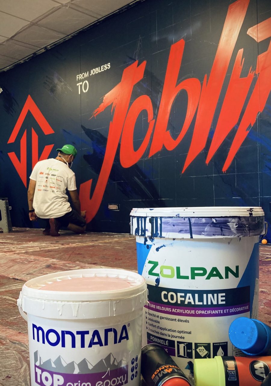 Fresque décorative avec typographie rouge dans un espace e-sport professionnel.