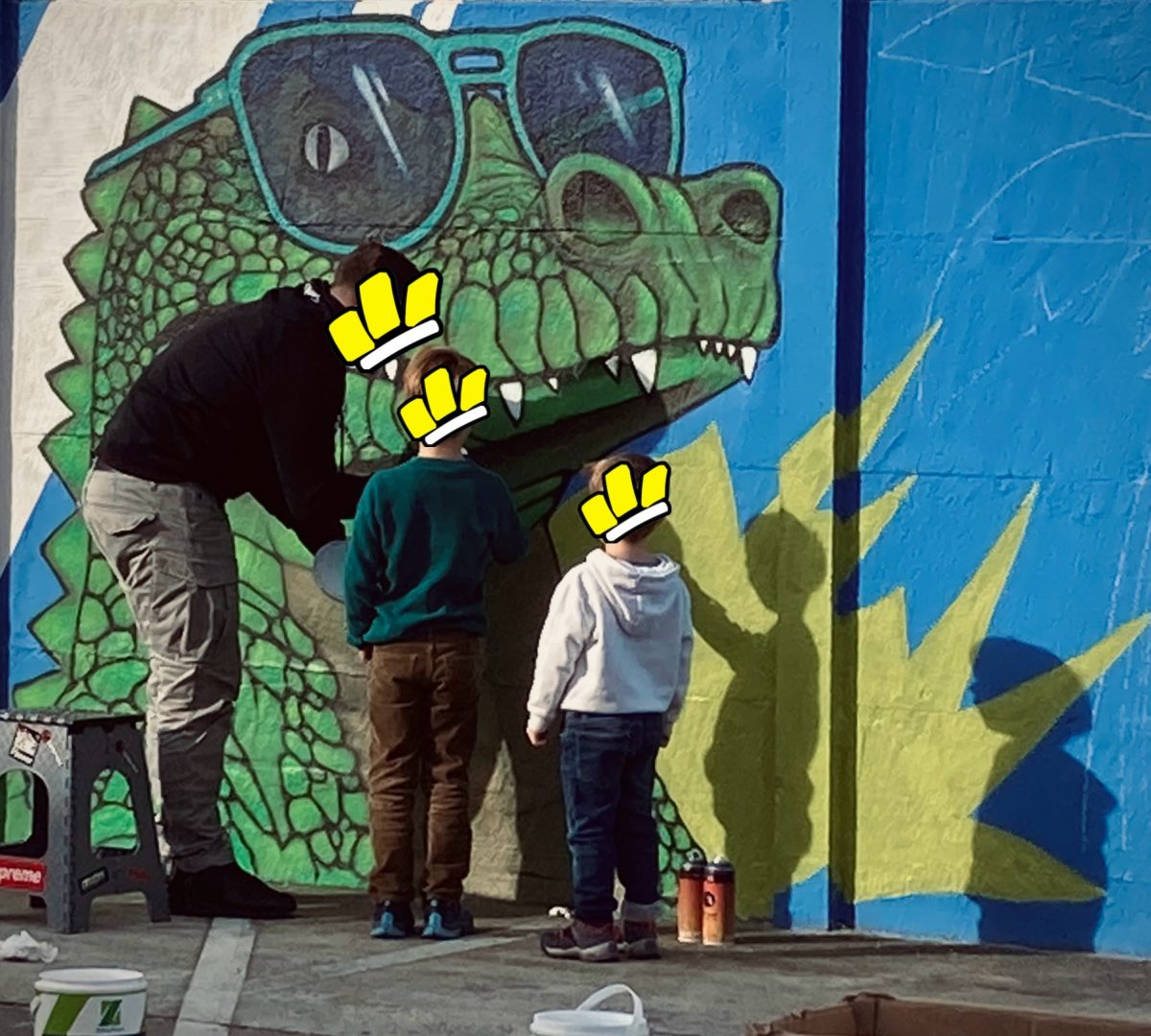 Artiste initiant des enfants au graffiti lors d’un atelier street art participatif chez Zolpan à Bordeaux.