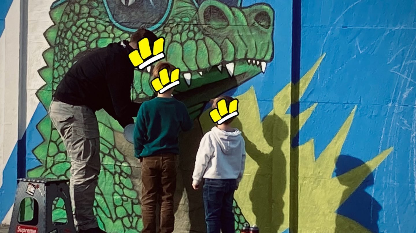 Artiste initiant des enfants au graffiti lors d’un atelier street art participatif chez Zolpan à Bordeaux.