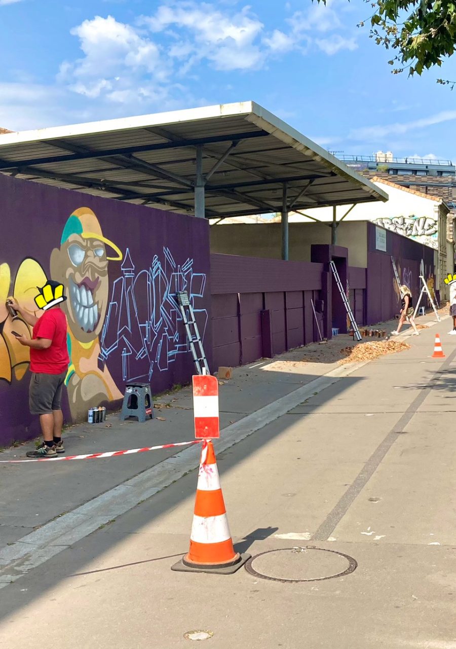 Artistes réalisant une fresque graffiti au petit matin lors de la JAM D'ARC 24 à Cenon.
