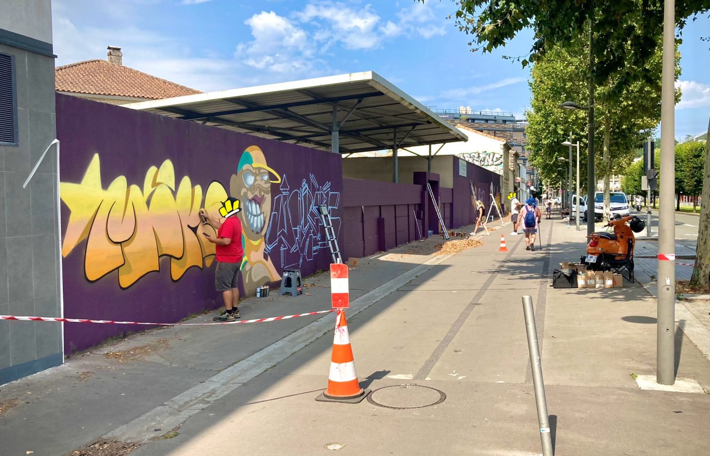 Artistes réalisant une fresque graffiti au petit matin lors de la JAM D'ARC 24 à Cenon.