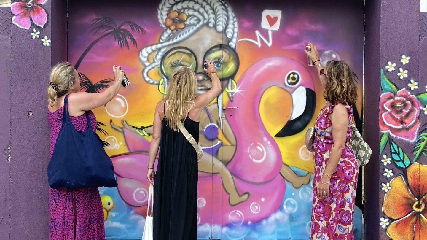 Participantes s’initiant au street art sur une fresque lors de la JAM D’ARC 2024.