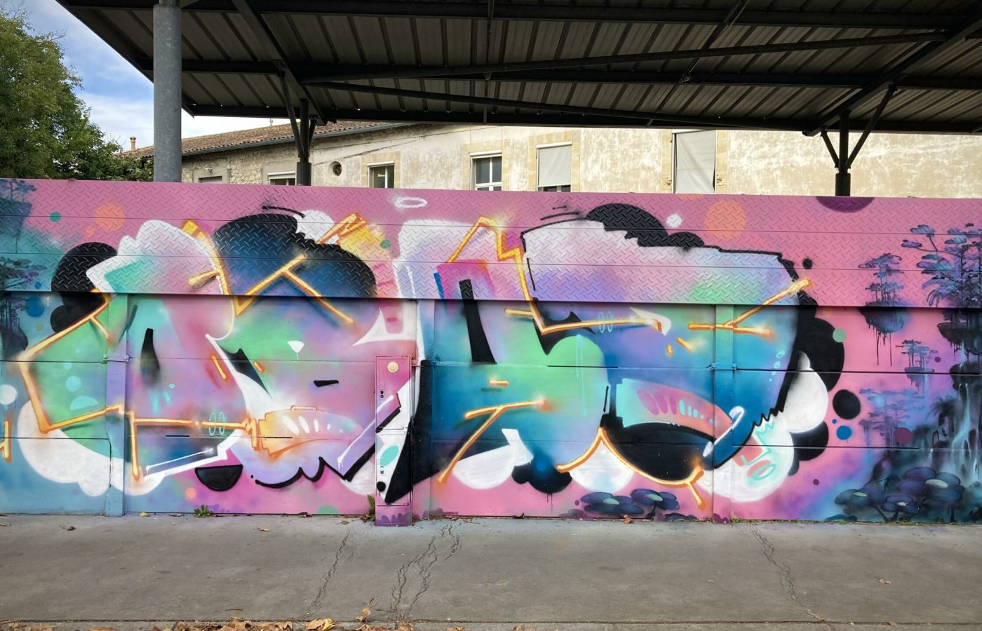 Fresque graffiti colorée avec formes abstraites et ambiance Pandora