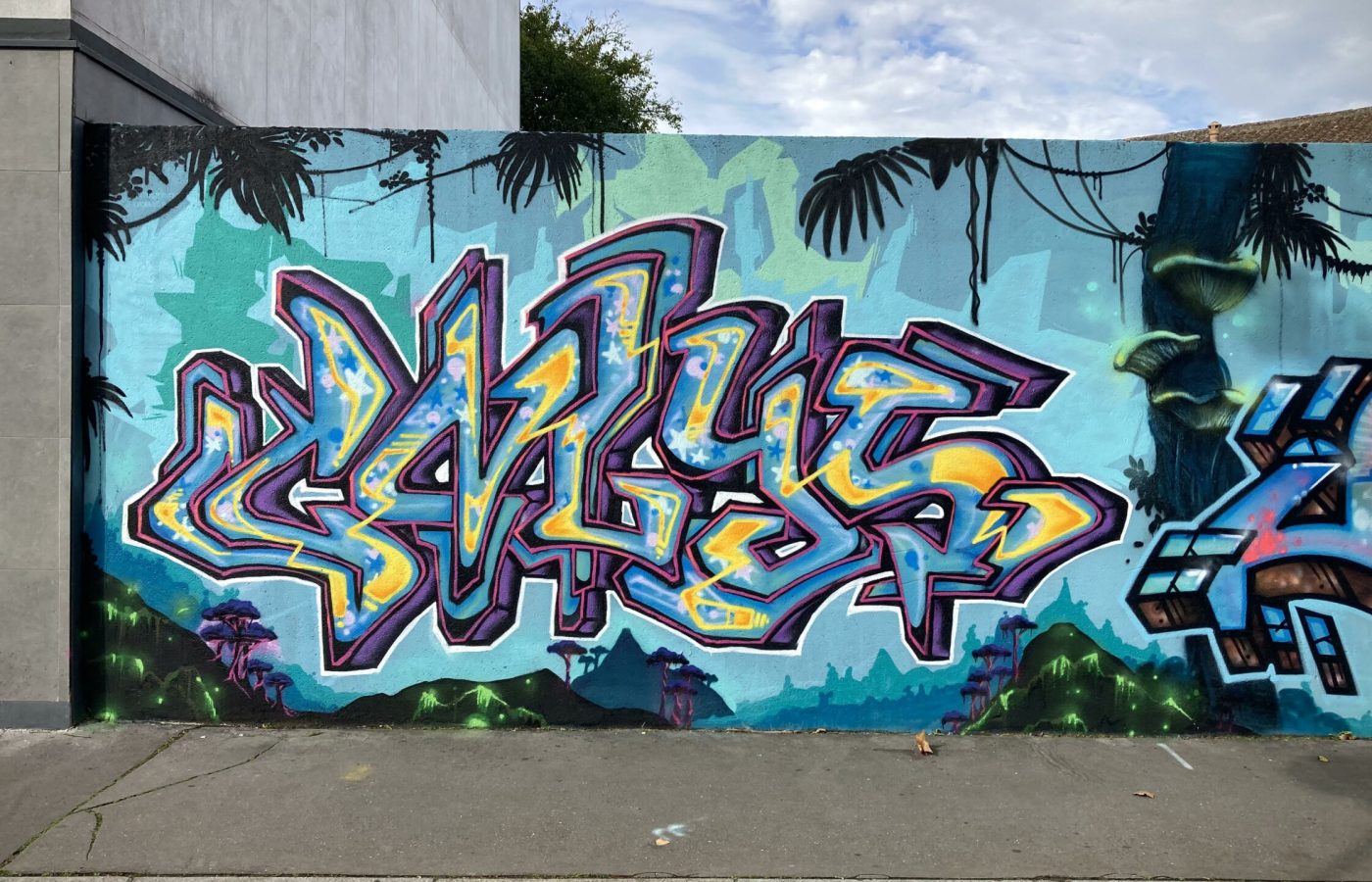 Lettrage graffiti coloré final sur fresque murale inspirée de l’univers Avatar
