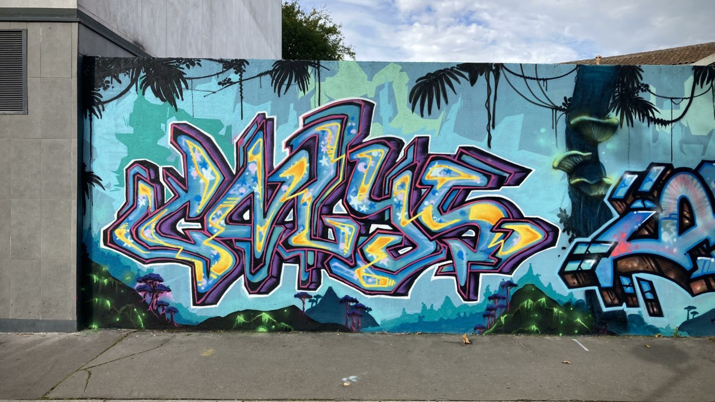 Lettrage graffiti coloré final sur fresque murale inspirée de l’univers Avatar