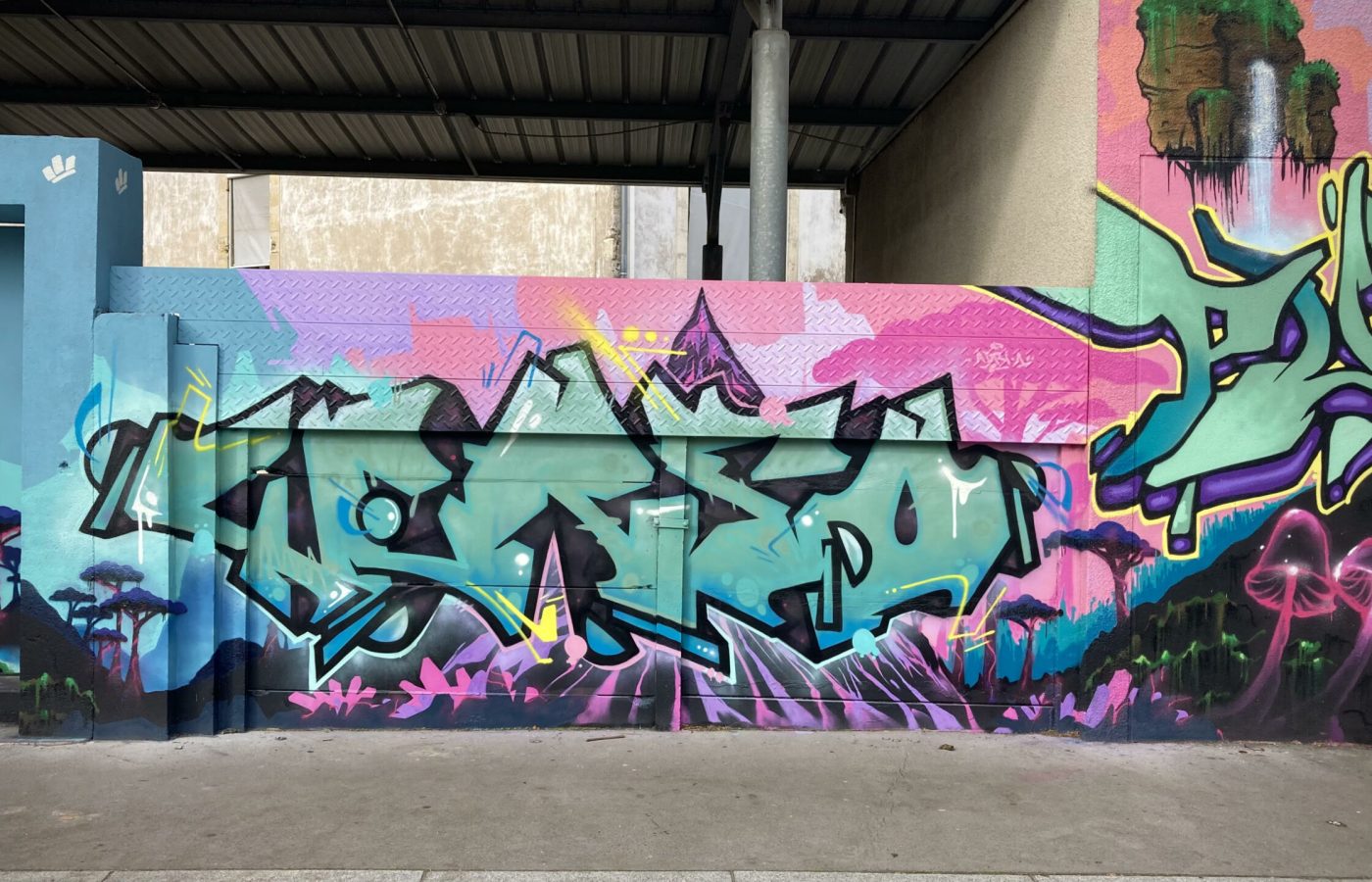 Graffiti vert et rose avec motifs lumineux inspirés de Pandora