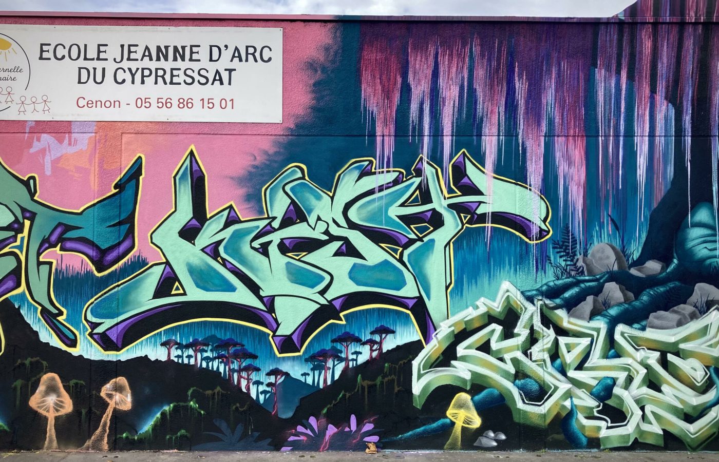Lettrage graffiti vert avec décor lumineux inspiré de Pandora