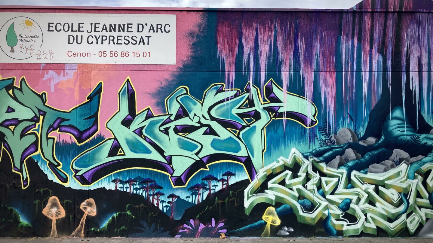 Lettrage graffiti vert avec décor lumineux inspiré de Pandora