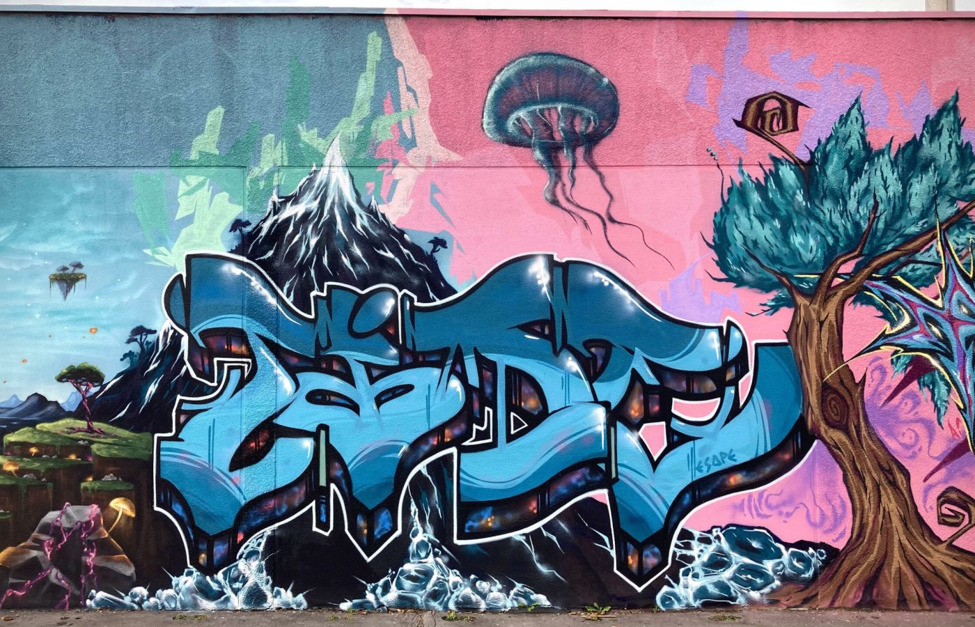 Graffiti bleu avec arbre stylisé et éléments fantastiques Pandora