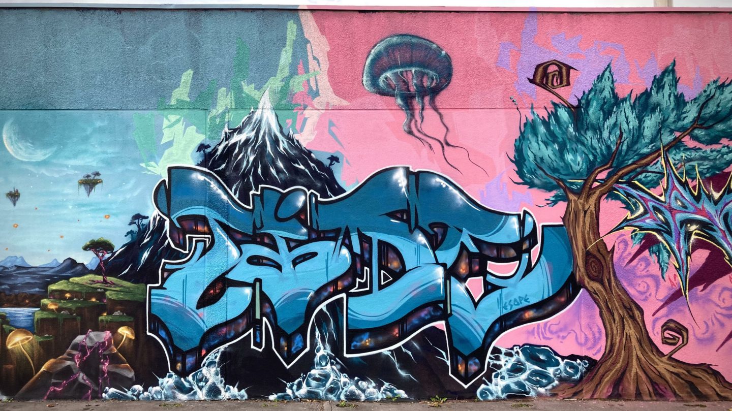 Graffiti bleu avec arbre stylisé et éléments fantastiques Pandora