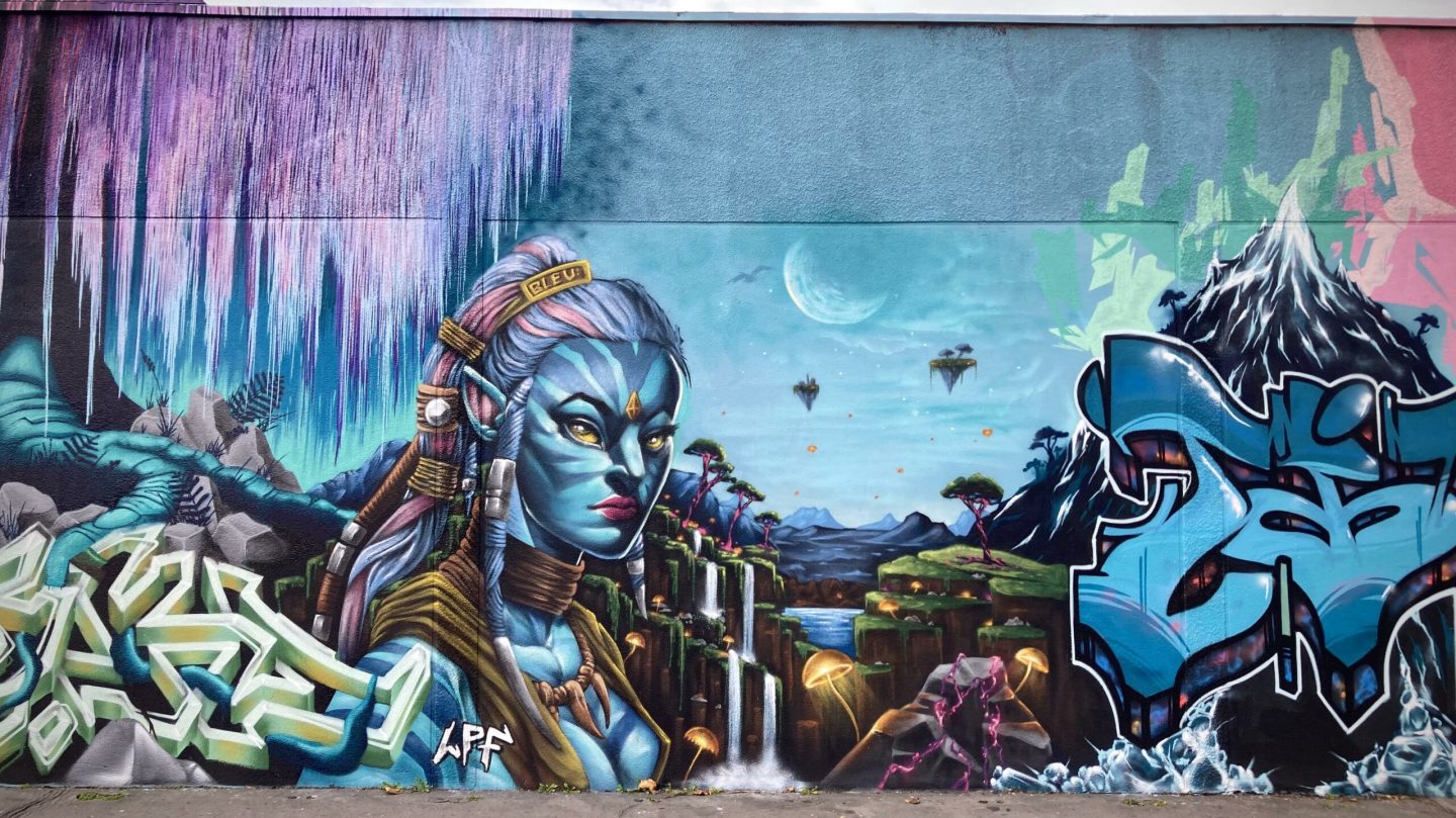Portrait Na’vi avec paysage Pandora en arrière-plan - WOLS Street Art