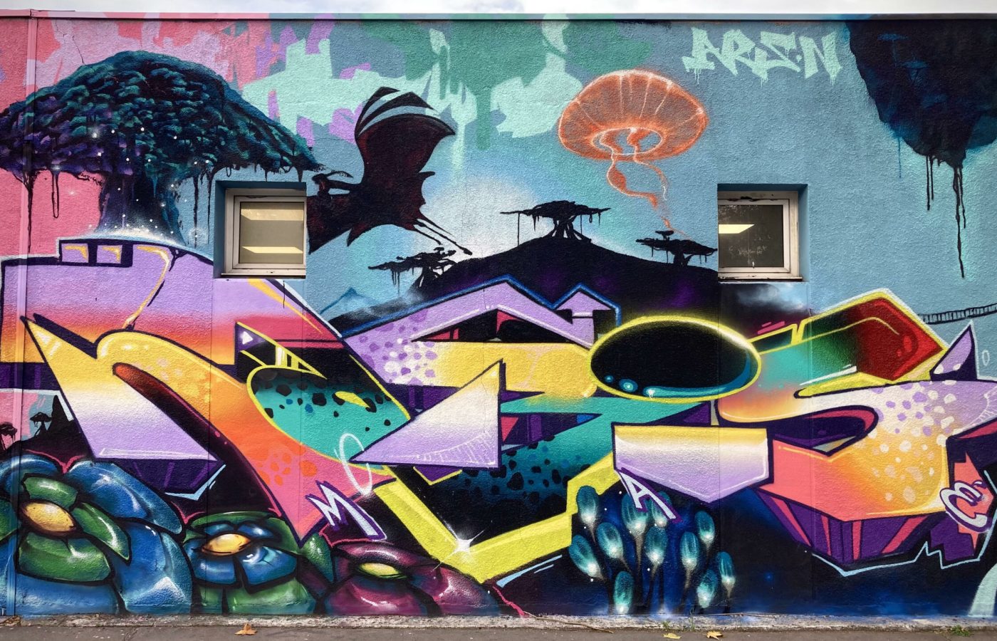Graffiti multicolore avec créatures et paysage inspiré d’Avatar Pandora