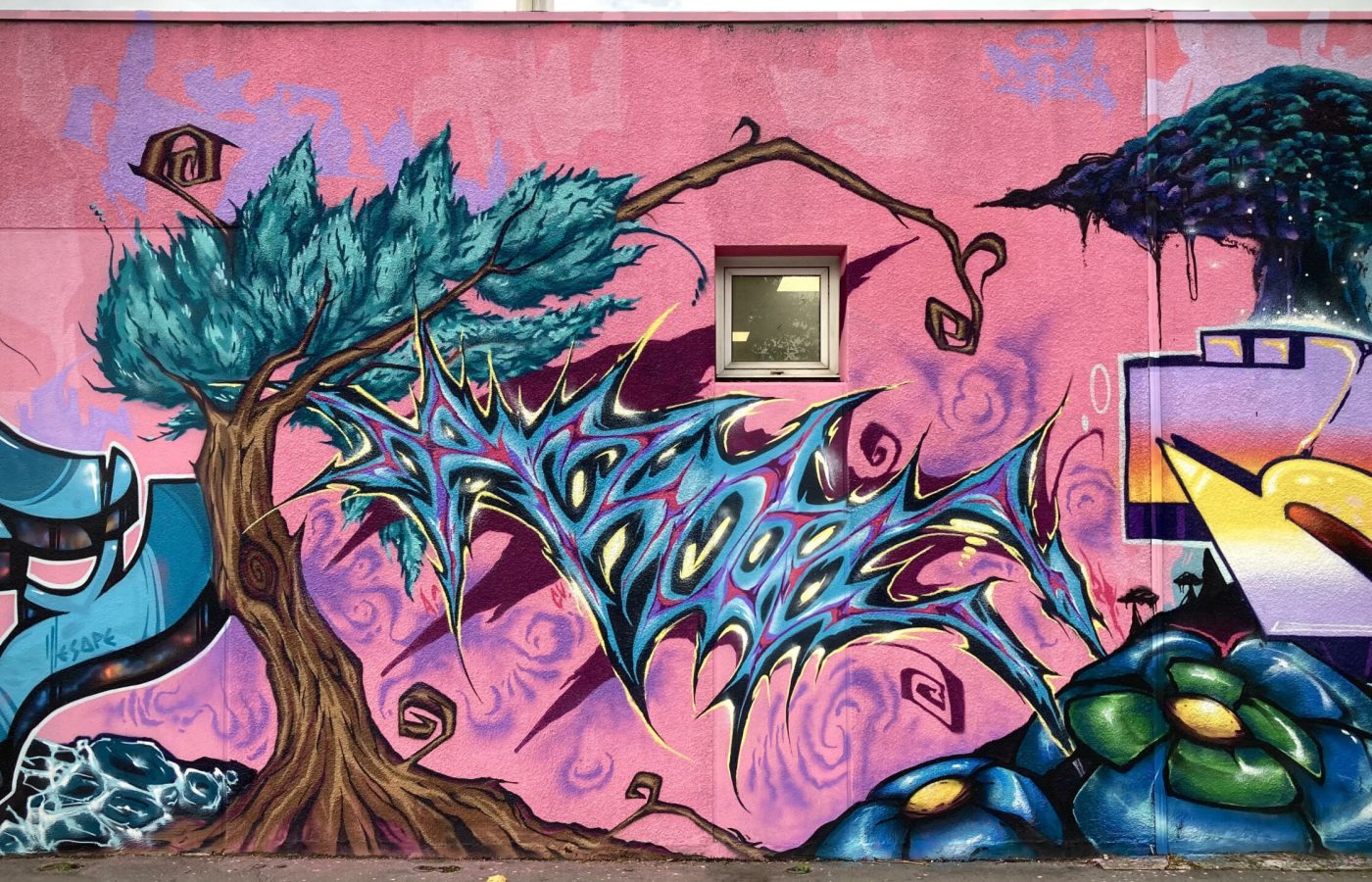 Arbre stylisé et graffiti organique coloré inspiré de Pandora Avatar