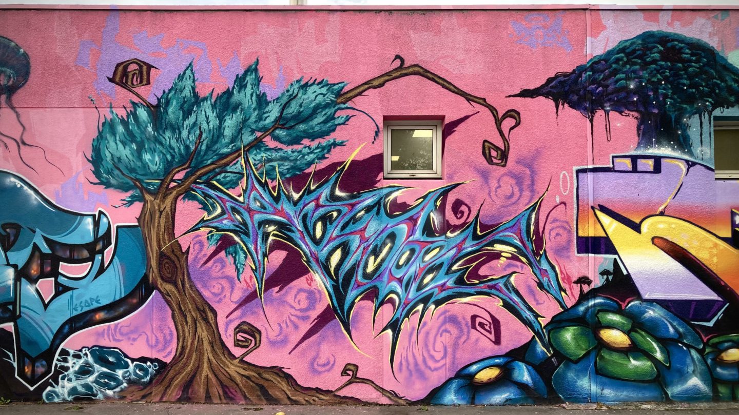 Arbre stylisé et graffiti organique coloré inspiré de Pandora Avatar