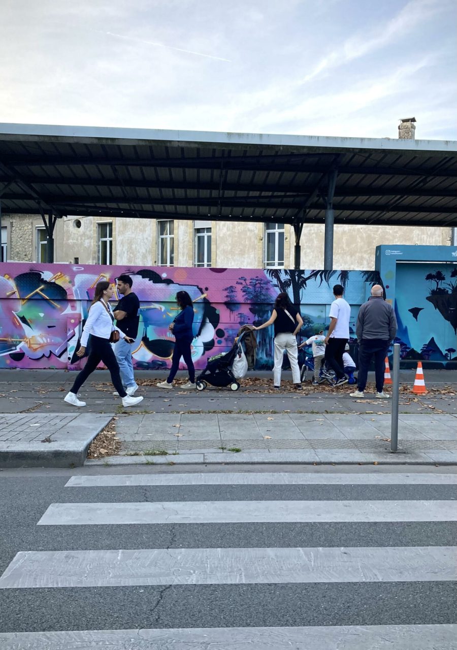 Finalisation de la fresque Pandora inspirée du film Avatar lors de la JAM D'ARC 25, observée par des passants.