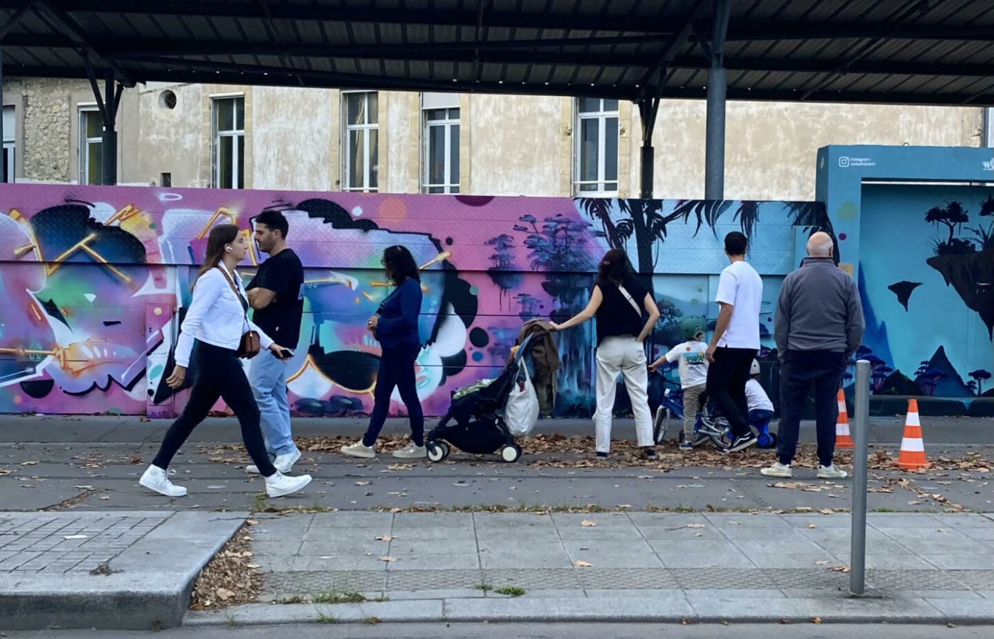 Finalisation de la fresque Pandora inspirée du film Avatar lors de la JAM D'ARC 25, observée par des passants.