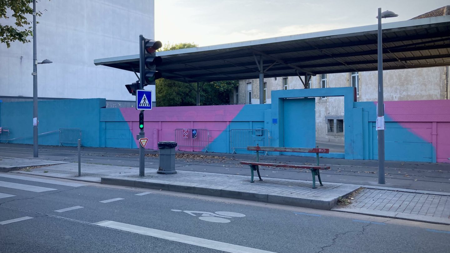 Mur extérieur peint en couleurs de base avant réalisation d’une fresque artistique par des artistes graffeurs