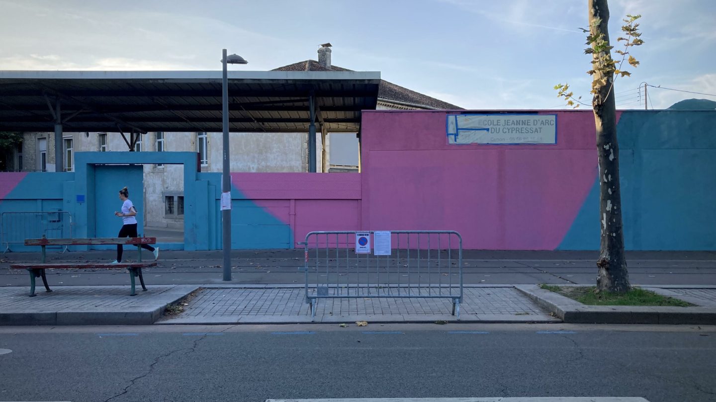 Façade d’école avec mur peint en couleurs vives dans le cadre d’un projet de fresque artistique urbaine