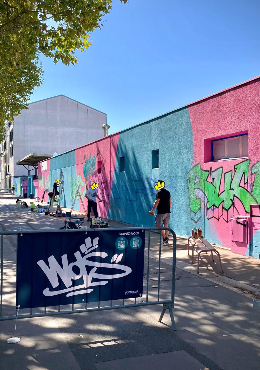 Artistes réalisant la fresque Pandora inspirée d’Avatar lors de la JAM D'ARC 25 à Cenon en septembre 2025.